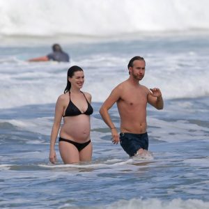 anne hathaway in a bikini 38 photos 24