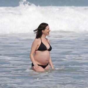 anne hathaway in a bikini 38 photos 26 1