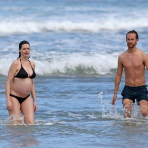 anne hathaway in a bikini 38 photos 76