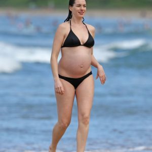 anne hathaway in a bikini 38 photos 81