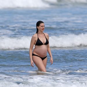 anne hathaway in a bikini 38 photos 99