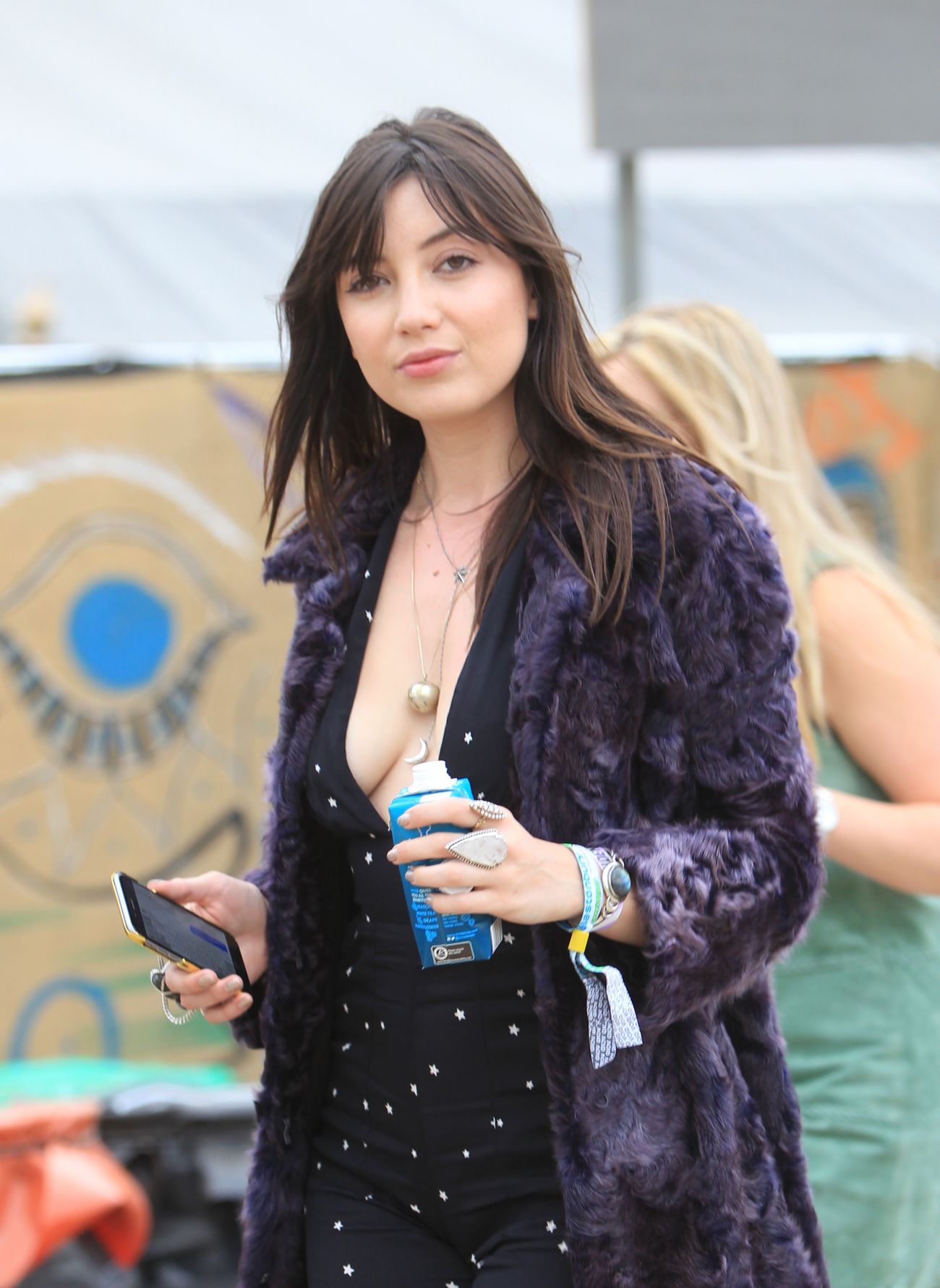 Daisy Lowe Cleavage (2 Photos)