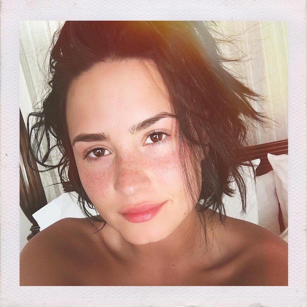 Demi Lovato No Makeup (2 Photos)