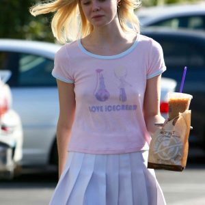 elle fanning braless 2 photos 73