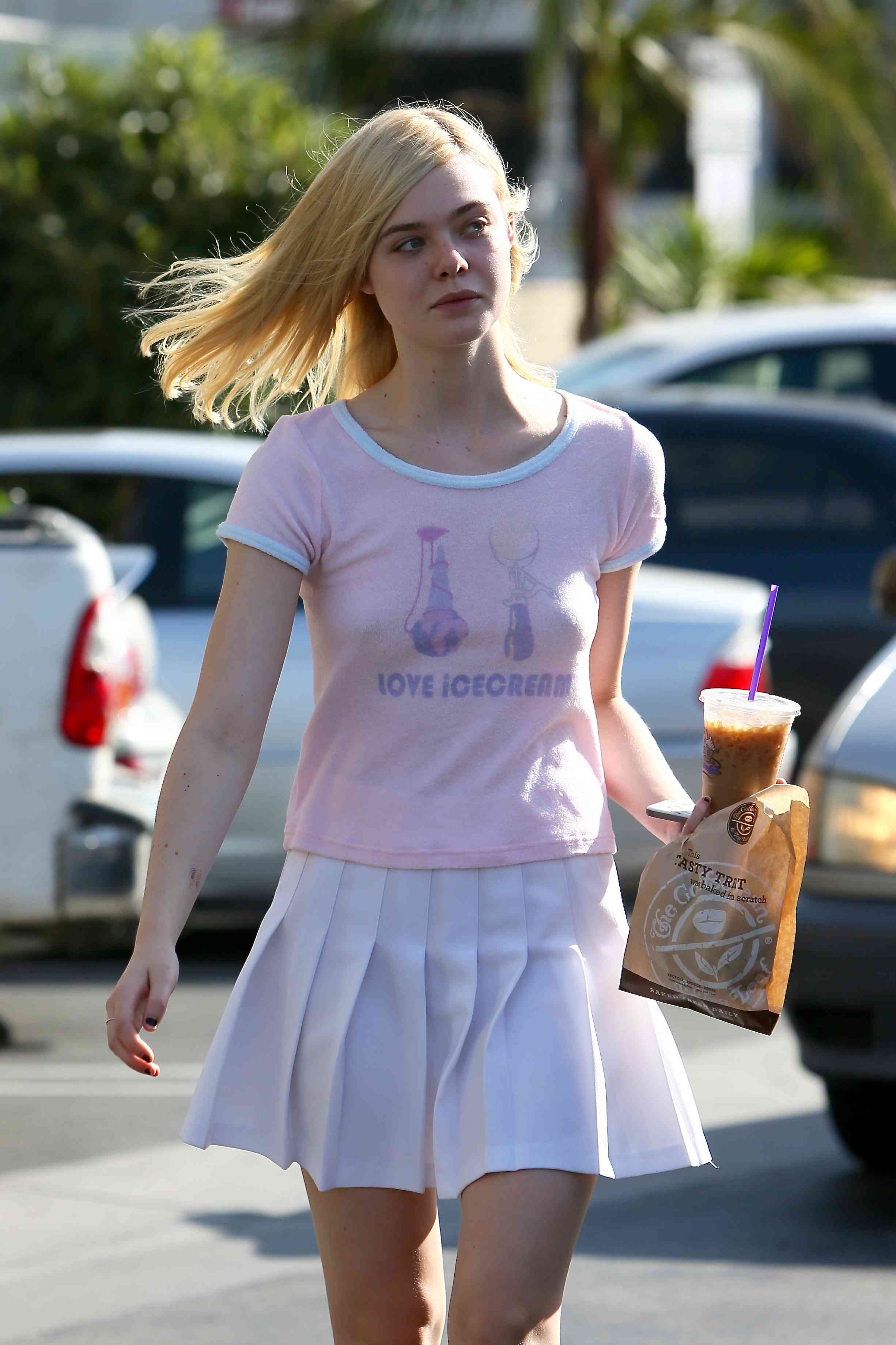 Elle Fanning Braless (2 Photos)