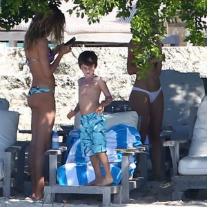 gisele bundchen in a bikini 32 photos 76