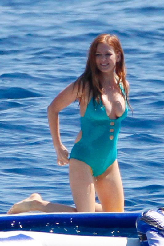 Isla Fisher in a Swimsuit (8 Photos)