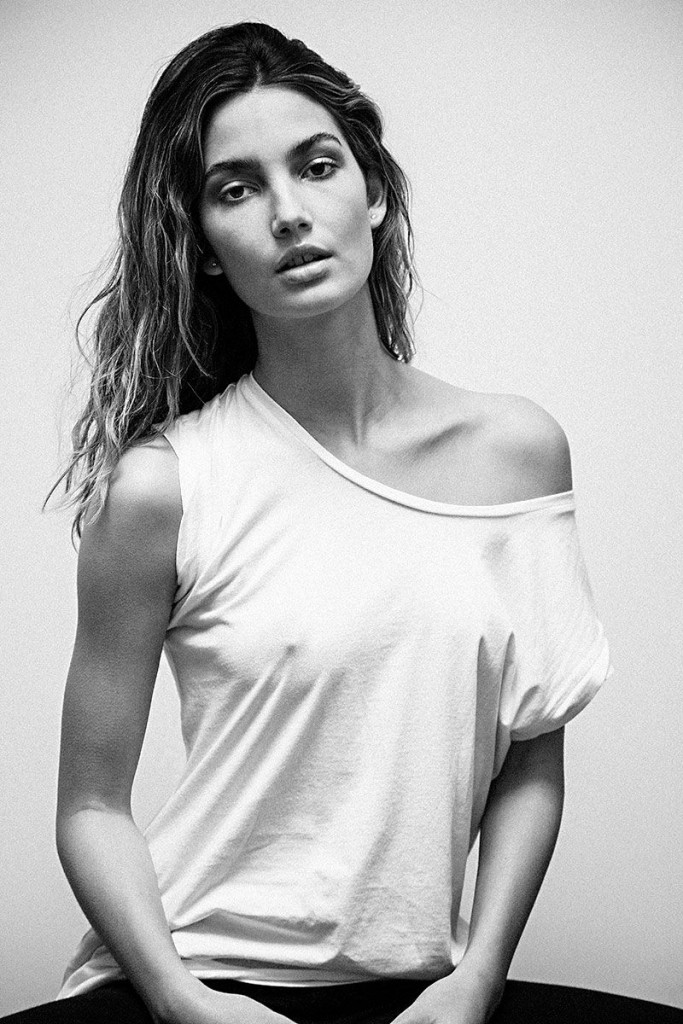 Lily Aldridge Braless (1 New Photo)