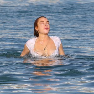 lindsay lohan areola peek 3 photos 95