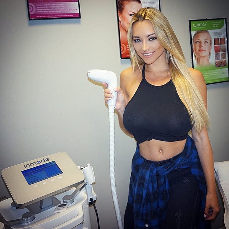 Lindsey Pelas Braless (4 Photos)