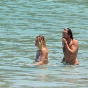 margot robbie in a bikini 20 photos 80