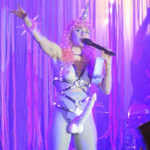 miley cyrus topless 29 photos 100