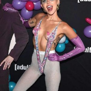 miley cyrus topless 40 photos 36