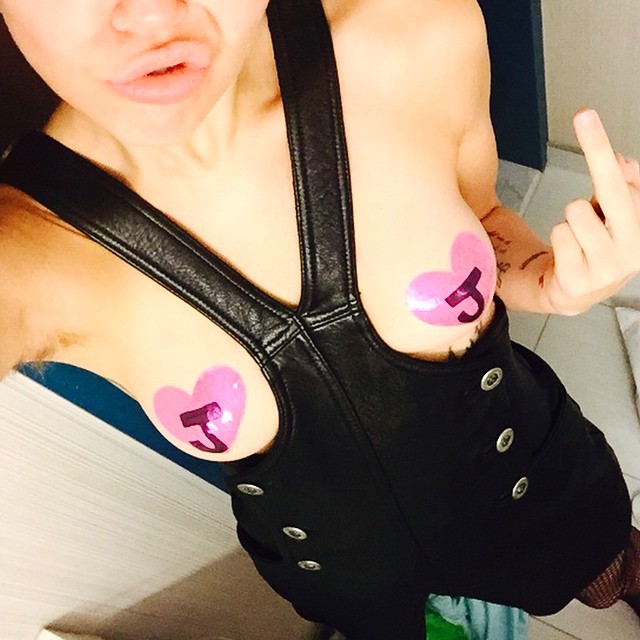 Miley Cyrus Topless (6 Photos)