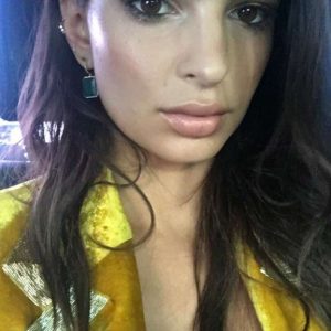 emily ratajkowski braless 12 photos gif video 27