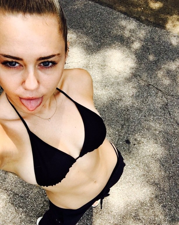 Miley Cyrus Sexy (3 Nude Photos)