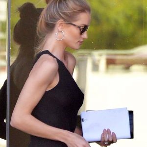 rosie huntington whiteley braless 11 photos 0